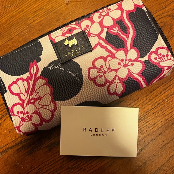 Radley London women’s dog wallet! New with tags! - Picture 2 of 5